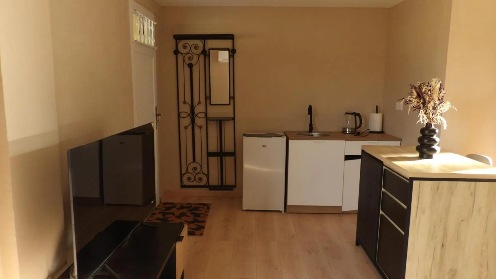 L' Amandier Salernes Bed & Breakfast